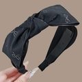 Détail du bandeau large à nœud noir avec motif en X argenté scintillant élégant - Nœud Noir