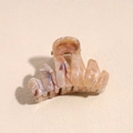 Vista macro de la pinza de pelo efecto mármol con degradado y muelle de metal fuerte - Pinza Semicírculo 4.5cm Marrón Claro