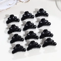 Set di 12 mini mollette nere lucide a forma di corona per capelli su fondo crema chiaro - Forma di Nuvola Nero