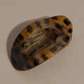 Vue détaillée de la pince à cheveux ovale plate avec motif ambre écaille de tortue - Léopard Jaune et Noir