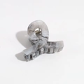 Primer plano de pinza de pelo mate con textura de mármol gris y blanco degradado - Pinza Lineal 4cm Gris