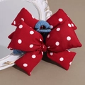Detail der Haarklammer mit roter Polka-Dot-Schleife und Denim-Stoff-Kontrast für Damen - Gepunktete Schleife Haarklammer