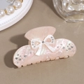 Gros plan sur la pince à cheveux nacrée rose avec papillon 3D et détails en cristal - Nœud Rose