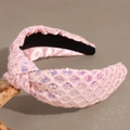 Detailopname van roze lovertjes hoofdband met sprankelende iriserende mesh en een knoop - Roze
