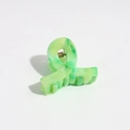 Primer plano de la pinza para el pelo de resina jaspeada verde y amarilla con muelle - Pinza Lineal 4cm Verde Puro
