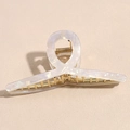 Dettaglio macro della grande pinza per capelli da 12cm con finitura bianco perla e metallo - Bianco