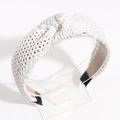 Witte gevlochten haarband voor dames met een gedraaid knoopontwerp en rustieke textuur - Wit Geknoopt Witte Rand