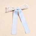 Detail von weißer Spitze und hellblauem Seidenband-Haarclip mit Metallverschluss - Blau