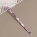 Detalle macro de elegante horquilla de acetato rosa jaspeado con textura brillante - Café Púrpura Transparente