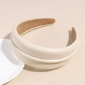 Detalle de la diadema acolchada de cuero PU crema con costuras horizontales y forro antideslizante - Beige
