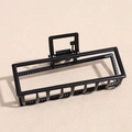 Detailansicht der matt-schwarzen, rechteckigen Haarklammer mit robuster Metallfeder - Schwarz Kleines Quadrat