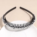 Detalle de diadema antideslizante con perlas blancas y pedrería negra sobre dientes - Negro