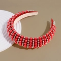Detalle de diadema roja acolchada con perlas cosidas a mano y cuentas plateadas - Rojo