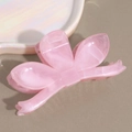 Detailansicht der großen Haarspange aus rosa Acetat mit Marmormuster auf einem Dekotablett - Rosa