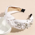 Dettaglio di cerchietto in tweed bianco con perle sintetiche e strass di cristallo - Bianco
