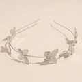 Detailansicht eines silbernen Metall-Haarreifs mit sechs 3D-Schmetterling-Ornamenten - Silber