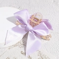 Detailaufnahme der fliederfarbenen Satin-Haarklammer auf einem weißen Display - Schleife-Stil / Lila