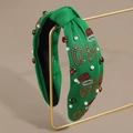 Dettaglio fascia natalizia verde con strass, perle e scritte HO HO ricamate a mano - Verde