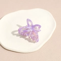 Dettaglio della molletta a farfalla in acetato marmorizzato viola su vassoio ceramica - Viola