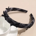 Dettaglio della fascia a scacchi grigi con fiocchi di seta su supporto in ceramica - Stile Scozzese Grigio Scuro / grigio scuro