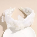Détail du serre-tête blanc avec des papillons en tulle faits à la main délicats - Blanc Cassé