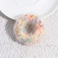 Detail van pluche gebreide haarelastiek met kleurrijke zachte pompons erop - Broken Wit