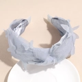 Détail d'un serre-tête en résille bleu clair avec des papillons argentés brillants - Gris