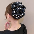 Pinza per capelli in raso nero a pois bianchi stile rétro vista posteriore sul modello - Fermaglio a Pois con Fiocco Plissettato