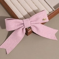 Rosafarbene Strickschleife Haarspange mit goldenem Love-Anhänger im süßen Retro-Look - Rosa