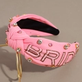 Dettaglio fascia annodata rosa con scritta BRIDE in perle e strass scintillanti - Rosa