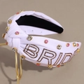 Dettaglio del cerchietto bianco con nodo con strass e scritta BRIDE in perline - Bianco