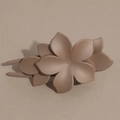 Makroaufnahme einer matten braunen Haarspange in Blumenform mit schlichter Oberfläche - Braun