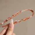 Detailaufnahme der U-förmigen Haarnadel mit Schildpattmuster und glatter Oberfläche - Orange