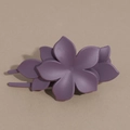 Makro-Detail der lila matten Blumen-Haarklammer mit 3D-Blütenblättern und Schnabelclip - Lila