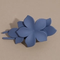 Detail einer matten dunkelblauen Haarspange mit elegantem Blumen-Design und Sechsblatt - Marineblau