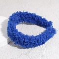 Dettaglio della fascia blu Klein in pile teddy con una morbida finitura pelosa spessa - Blu