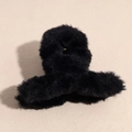 Dettaglio ravvicinato della molletta per capelli in pelliccia sintetica nera invernale - Nero