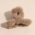 Dettaglio di un grande fermaglio per capelli in peluche kaki con morbida ecopelliccia - Marrone
