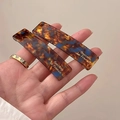Detalle de pinzas grandes para el cabello en acrílico carey con grabado dorado elegante - Azul-Marrón