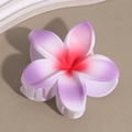 Vue macro de la pince à cheveux en fleur de frangipanier rose mat dégradé avec dents solides - Lys Violet Étamine Rose