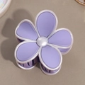 Dettaglio di un fermaglio per capelli a fiore viola opaco con perla e finitura lucida - Viola