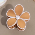 Vue détaillée de la pince à cheveux fleur orange mat avec perle et bordure blanche - Kaki