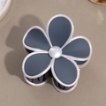 Détail de la pince à cheveux fleur gris mat à cinq pétales avec accents blanc perle - Gris foncé