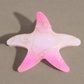 Détail de la pince à cheveux étoile de mer avec dégradé rose et texture marbrée dorée - Rose Dégradé