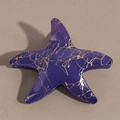 Détail d'une pince à cheveux étoile de mer violette avec motif marbré doré de style - Violet foncé