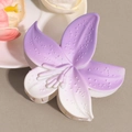 Gros plan d'une pince à cheveux lys violet mat avec texture de pétales givrés délicats - Violet Blanc Dégradé Frangipanier