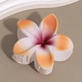Détail macro de la pince à cheveux fleur de frangipanier givrée à effet dégradé - Lys Orange Étamine Bordeaux