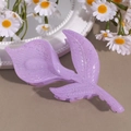 Nahaufnahme einer violetten Glitzer-Blumen-Haarklammer mit Calla-Lilien-Blütenblatt-Design - Calla Lilie Lila