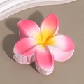 Vue détaillée de la pince à cheveux en forme de fleur de frangipanier rose et jaune mat - Lys Rose Étamine Jaune