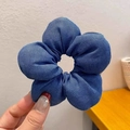 Detailansicht der blauen Denim-Stoffstruktur am floralen Haargummi Scrunchie - Dunkelblau